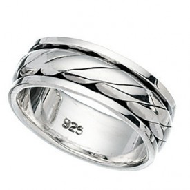 Ring with twisted rotating band