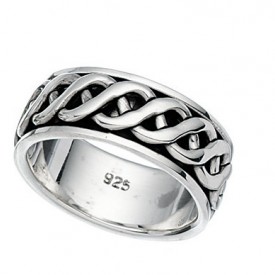 Ring with twisted rotating band